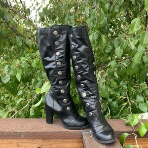 sketchers black boots with buttons size 9,5